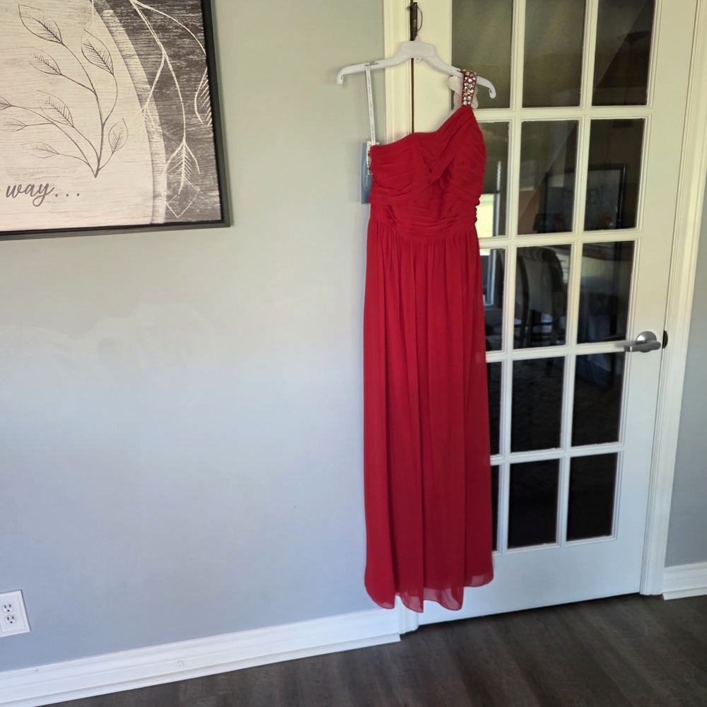 New Elegant Red One-Shoulder Gown Size 10